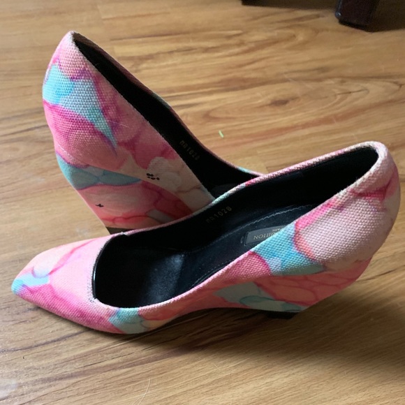 Louis Vuitton heels - Picture 1 of 9